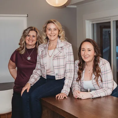 NHRealtyGals REMAX logo