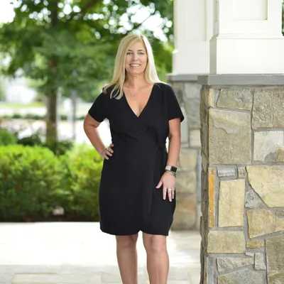 Team Larson Realty-Laura Larson logo